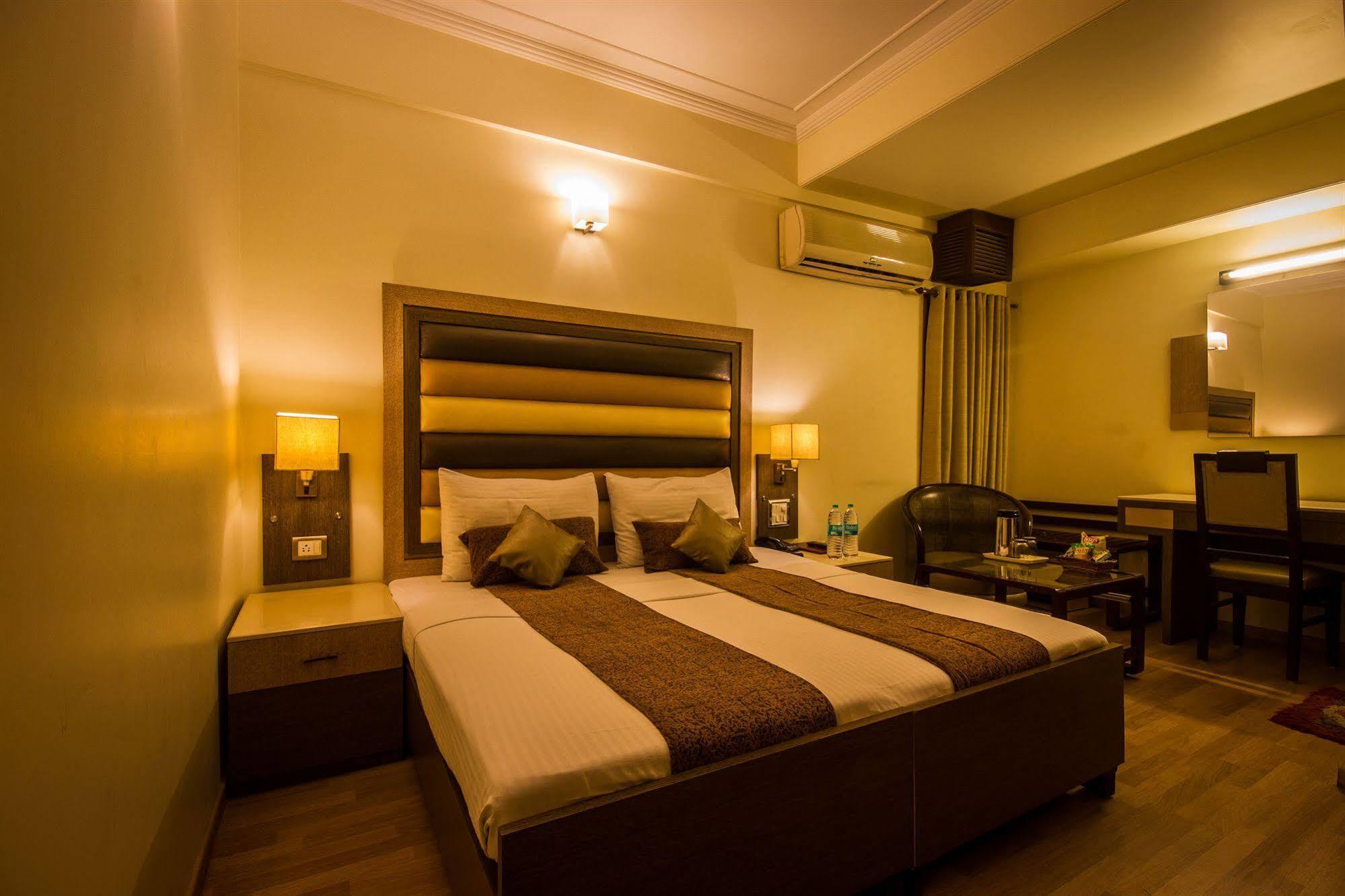 The Suncourt Hotel Yatri Delhi  Exterior foto